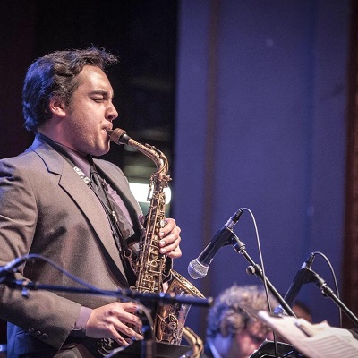 Howi Dietz playing the alto saxophone